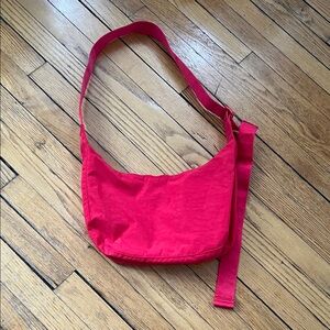 BAGGU Medium Crescent Bag in Candy Apple Red